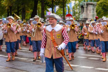 Almanya, Münih 18 Eylül 2022 Trachten- und Schtzenzug Ekim Festivali 2022 Covid-19 iki yıl sonra Münih, Almanya 'da durakladı. 