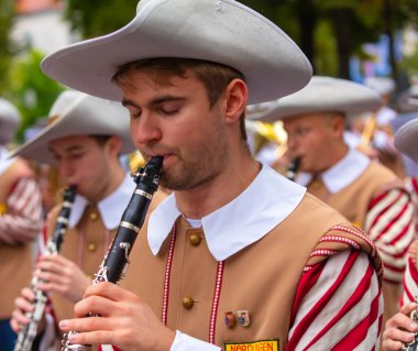Almanya, Münih 18 Eylül 2022 Trachten- und Schtzenzug Ekim Festivali 2022 Covid-19 iki yıl sonra Münih, Almanya 'da durakladı. 