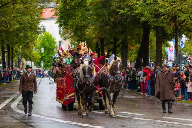 Almanya, Münih 18 Eylül 2022 Trachten- und Schtzenzug Ekim Festivali 2022 Covid-19 iki yıl sonra Münih, Almanya 'da durakladı. 