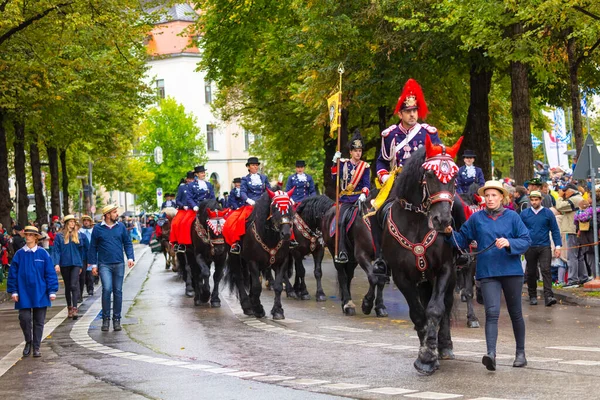 Almanya, Münih 18 Eylül 2022 Trachten- und Schtzenzug Ekim Festivali 2022 Covid-19 iki yıl sonra Münih, Almanya 'da durakladı. 