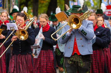 Ekim Festivali 'nin Trachten und Schtzenzug' u, Covid-19 'un Münih, Almanya' da geçirdiği iki yıldan sonra 2022 'de durdu.. 