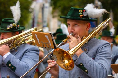 Ekim Festivali 'nin Trachten und Schtzenzug' u, Covid-19 'un Münih, Almanya' da geçirdiği iki yıldan sonra 2022 'de durdu.. 