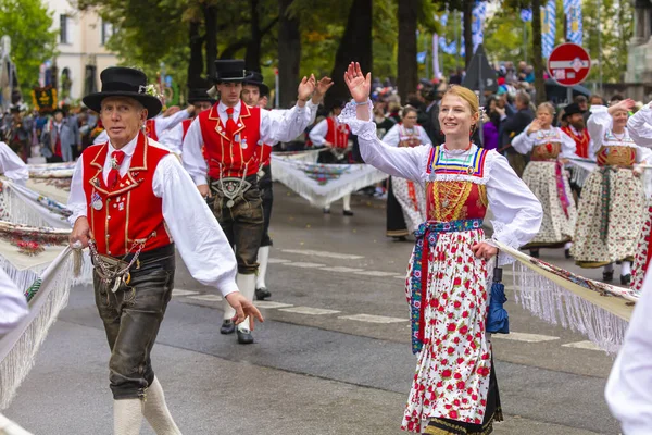 在德国慕尼黑经历了两年的Covid 19停顿后 2022年Oktoberfest的Trachten Und Schtzenzug — 图库照片