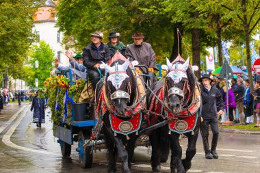Ekim Festivali 'nin Trachten und Schtzenzug' u, Covid-19 'un Münih, Almanya' da geçirdiği iki yıldan sonra 2022 'de durdu.. 