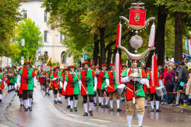 Ekim Festivali 'nin Trachten und Schtzenzug' u, Covid-19 'un Münih, Almanya' da geçirdiği iki yıldan sonra 2022 'de durdu.. 