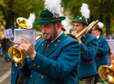 Ekim Festivali 'nin Trachten und Schtzenzug' u, Covid-19 'un Münih, Almanya' da geçirdiği iki yıldan sonra 2022 'de durdu.. 