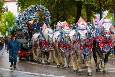 Ekim Festivali 'nin Trachten und Schtzenzug' u, Covid-19 'un Münih, Almanya' da geçirdiği iki yıldan sonra 2022 'de durdu.. 