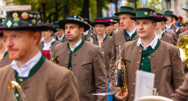 Ekim Festivali 'nin Trachten und Schtzenzug' u, Covid-19 'un Münih, Almanya' da geçirdiği iki yıldan sonra 2022 'de durdu.. 