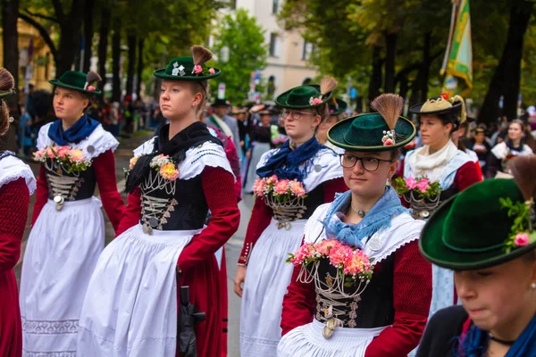 2022 Oktoberfest Trachten Und Schtzenzugja Két Éves Covid Szünet Után — Stock Fotó