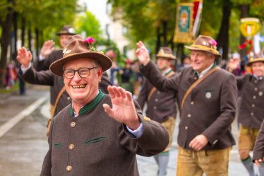 Ekim Festivali 'nin Trachten und Schtzenzug' u, Covid-19 'un Münih, Almanya' da geçirdiği iki yıldan sonra 2022 'de durdu.. 