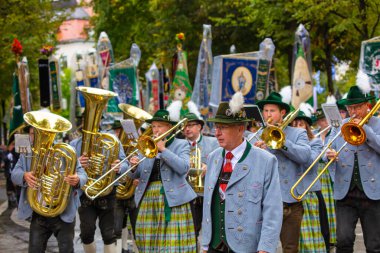 Ekim Festivali 'nin Trachten und Schtzenzug' u, Covid-19 'un Münih, Almanya' da geçirdiği iki yıldan sonra 2022 'de durdu.. 