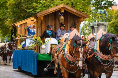 Ekim Festivali 'nin Trachten und Schtzenzug' u, Covid-19 'un Münih, Almanya' da geçirdiği iki yıldan sonra 2022 'de durdu.. 