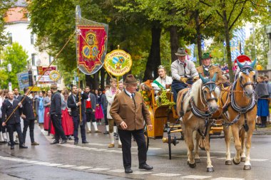 Ekim Festivali 'nin Trachten und Schtzenzug' u, Covid-19 'un Münih, Almanya' da geçirdiği iki yıldan sonra 2022 'de durdu.. 