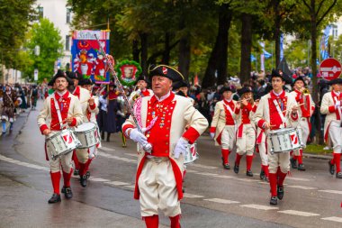 Ekim Festivali 'nin Trachten und Schtzenzug' u, Covid-19 'un Münih, Almanya' da geçirdiği iki yıldan sonra 2022 'de durdu.. 