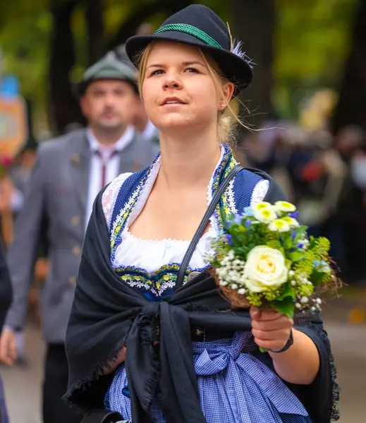 在德国慕尼黑经历了两年的Covid 19停顿后 2022年Oktoberfest的Trachten Und Schtzenzug — 图库照片