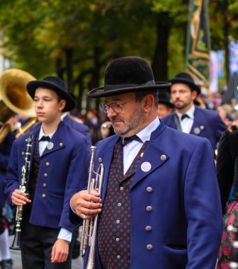 Ekim Festivali 'nin Trachten und Schtzenzug' u, Covid-19 'un Münih, Almanya' da geçirdiği iki yıldan sonra 2022 'de durdu.. 