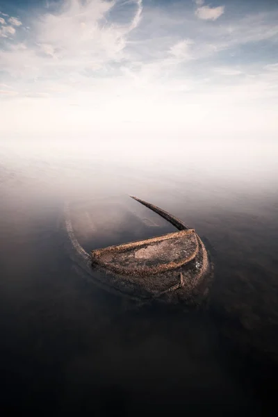 Barca Affondata Tramonto Una Baia Del Delta Del Ebre — Foto Stock