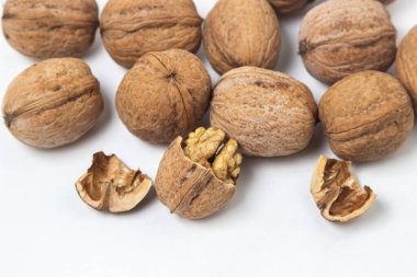 Beyaz arka planda cevizler. Doğranmış ceviz..