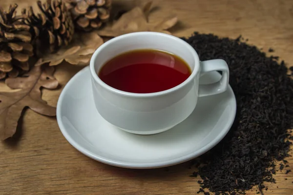 Ένα Φλιτζάνι Τσάι Δίπλα Στο Μαύρο Χαλαρό Τσάι Κύπελλο Ισχυρή — Φωτογραφία Αρχείου
