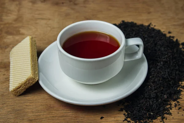 Uma Chávena Chá Lado Chá Preto Solto Xícara Chá Preto — Fotografia de Stock