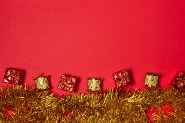 Fotokopi alanı ile Noel konsepti. Kırmızı arka planda Noel ağacı oyuncakları.