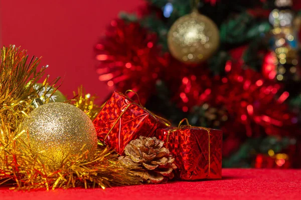 Weihnachtskonzept Weihnachtsbaum Spielzeug Auf Rotem Hintergrund — Stockfoto