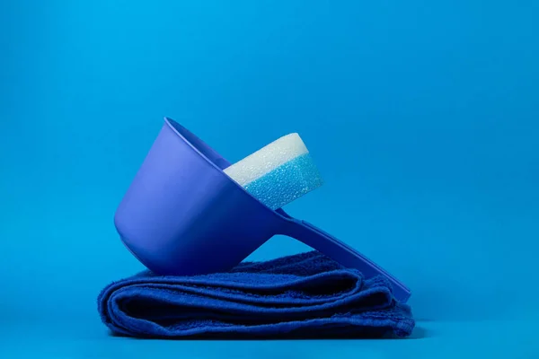青い背景にバスアクセサリー 青湯スポンジ — ストック写真