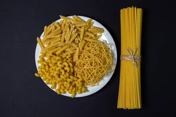 Rauwe Pasta Een Zwarte Achtergrond Verschillende Soorten Pasta Italiaans Keuken — Stockfoto