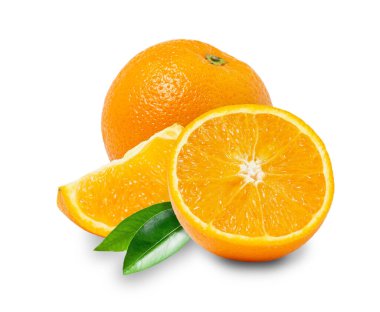 Turuncu beyaz arka planda izole edilmiş. Dilimlenmiş portakal parçaları. Olgun ve sulu portakal