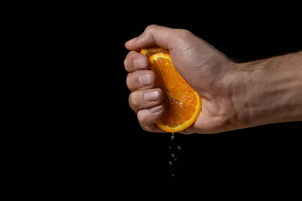 Hand Squeezes Juice Orange Black Background Fresh Juicy Orange — Stock Photo, Image