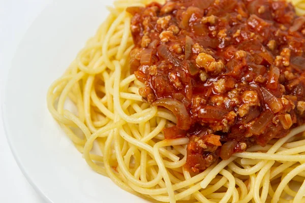 Spaghetti Met Vleesjus Een Wit Bord Traditioneel Koken — Stockfoto