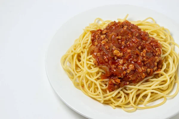 Spaghetti Met Vleesjus Een Wit Bord Traditioneel Koken — Stockfoto