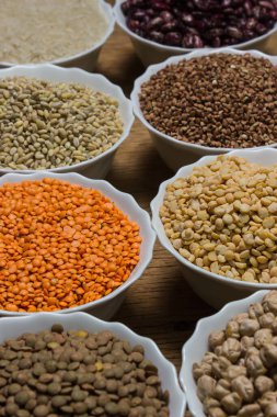 Tahta arka planda çeşitli mısır gevrekleri. Sağlıklı yemek kavramı. Vejetaryen yemeği.