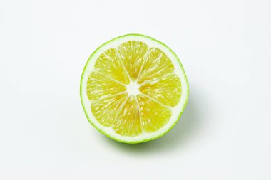Beyaz arka planda limon izole edilmiş. Ekşi meyve. Citrus meyvesi.