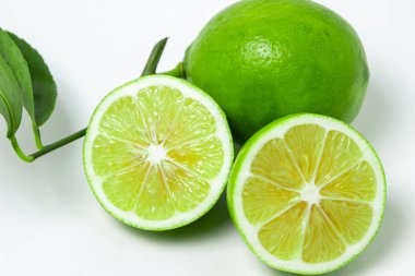 Beyaz arka planda limon izole edilmiş. Ekşi meyve. Citrus meyvesi.