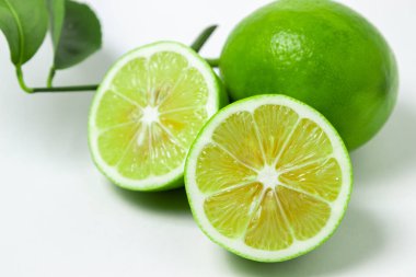 Beyaz arka planda limon izole edilmiş. Ekşi meyve. Citrus meyvesi.