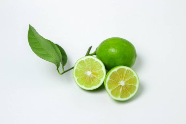 Beyaz arka planda limon izole edilmiş. Ekşi meyve. Citrus meyvesi.