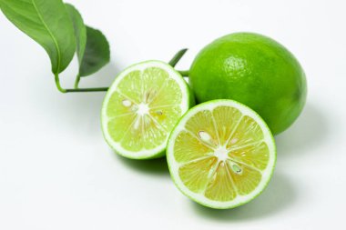 Beyaz arka planda limon izole edilmiş. Ekşi meyve. Citrus meyvesi.