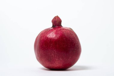 Beyaz arka planda nar. İzole edilmiş bütün bir nar.