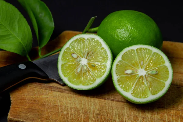 Tahtada Dilimlenmiş Limon Ekşi Meyve Citrus Meyvesi — Stok fotoğraf