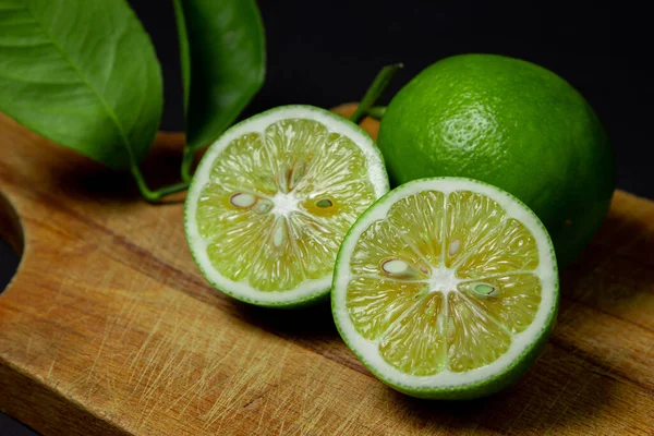 Tahtada Dilimlenmiş Limon Ekşi Meyve Citrus Meyvesi — Stok fotoğraf