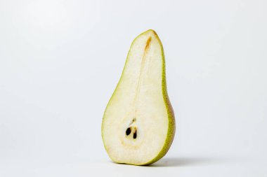 Beyaz arka planda yalıtılmış armut. Armut ikiye bölünmüş. Sağlıklı beslenme