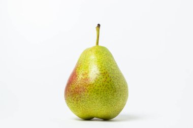 Beyaz arka planda yalıtılmış armut. Taze olgun armut. Sağlıklı beslenme