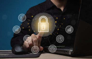 İnternetteki siber güvenlik. Verileri korumanın modern yolları. İnternet 'te bilgi depolamak. Güçlü kişisel veri koruması seçiliyor