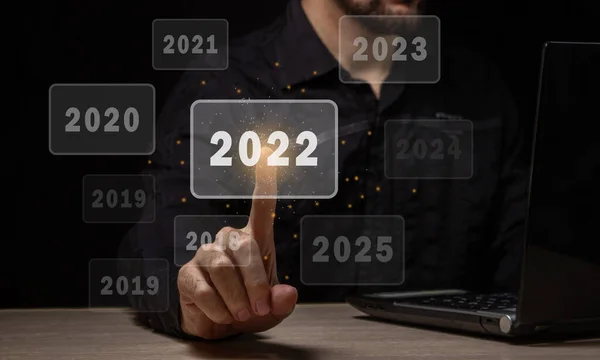 新年度の選定2022年 男性の手は新しい2022年を選択します 新しい年と新しいビジネス目標の選択 — ストック写真