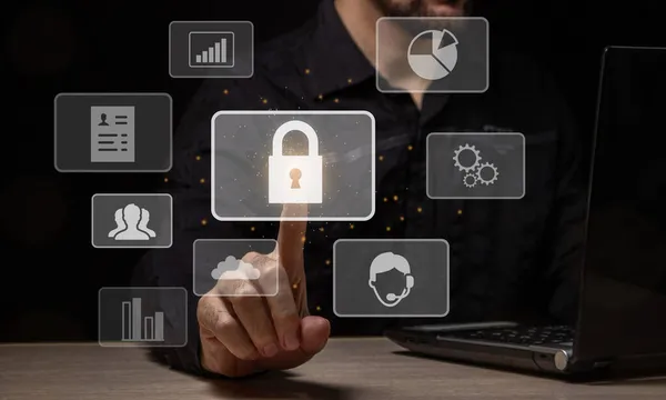 El, kişisel dijital verilerin güvenilir korunmasını seçer. İnternetteki siber güvenlik. Modern veri koruma yöntemleri. Bilgiler İnternet 'te saklanıyor.