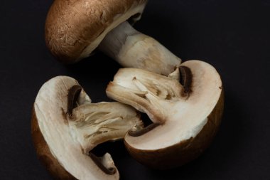 Siyah arka planda kahverengi şampiyonlar. Şampiyon türü. Sağlıklı vejetaryen yemekleri.