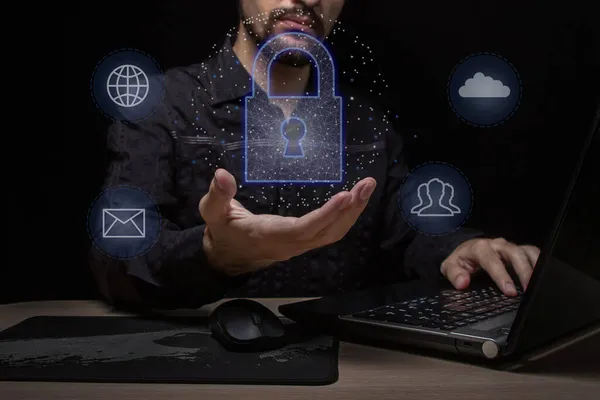 Verileri korumak için siber güvenlik ve gizlilik kavramları. Kilit simgesi, bilgi depolama teknolojisi. İş adamı internetteki kişisel verileri korumayı seçti