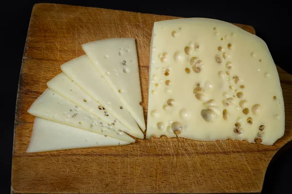 Gelber Käse Auf Schwarzem Hintergrund Scheibe Käse Mit Löchern Auf — Stockfoto