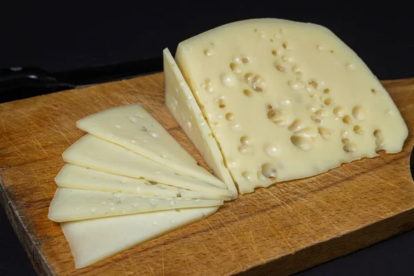 Gelber Käse Auf Schwarzem Hintergrund Scheibe Käse Mit Löchern Auf — Stockfoto